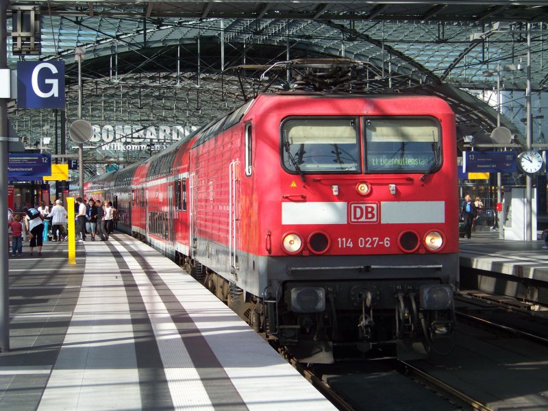 Die einzige Baureihe 114, die ich am 30.08.2008 auf der Stadtbahn gesehen habe. Hier begleitet 114 027-6 gerade den RE1 (RE 38011) von Magdeburg-Buckau nach Eisenhttenstadt.(+3) Berlin hbf den 30.08.2008
