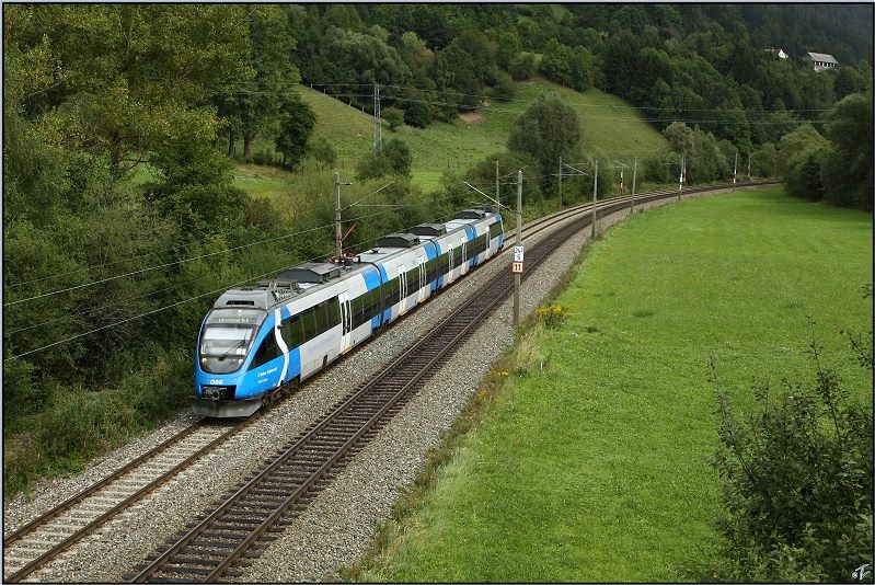 Die einzige blaue Ente, 4024 120  S-Bahn Steiermark  fhrt als R 4213 von Bruck an der Mur nach Unzmarkt.
Thalheim 2.9.2009