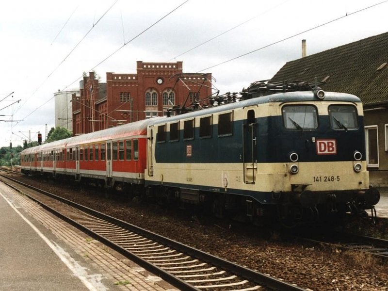 Die einzige grn beige 141 248-5 mit RE 19  Hellweg-Express  12126 Warburg-Dortmund auf Bahnhof Warburg am 14-7-2001. Bild und scan: Date Jan de Vries.
