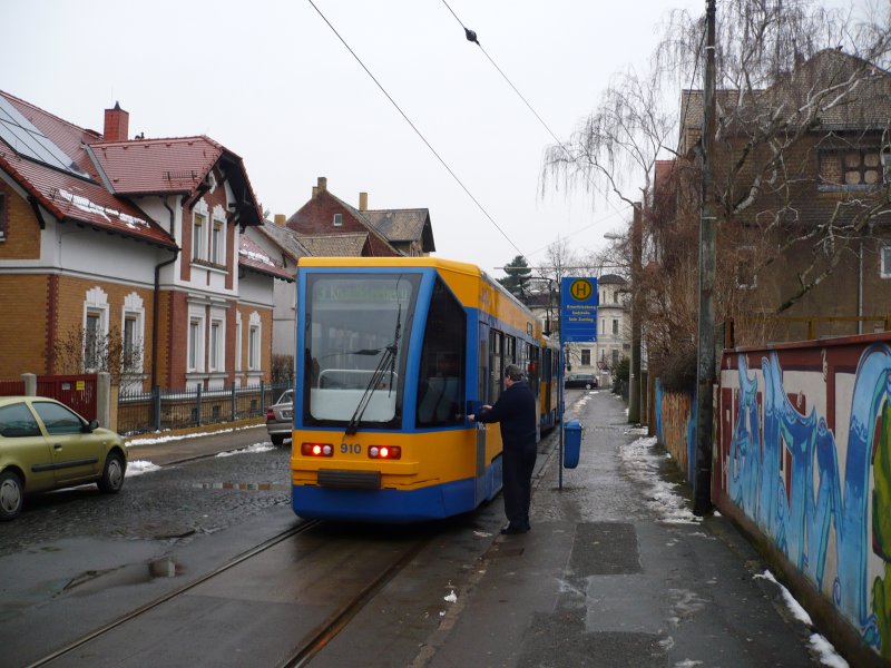 Die einzige noch planmig als Gleisdreieck (ansonsten Schleife)betriebene Endstelle befindet sich in Knautkleeberg, Endstelle der Linie 3 und 13. (siehe auch Film 7572)
Leipziger Straenbahn, 20.02.2009

