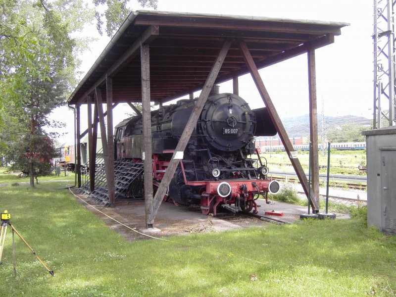 Die einzigste berlebende Dampflok (85 007) der Baureihe 85 steht seit dem 06. August 1991 auf ihrem Denkmalgleis im Bw Freiburg. Die Lok steht unter Denkmalschutz und ist Eigentum der Stadt Freiburg. Betreut und Gepflegt wird sie vom Kameradschaftswerk der Eisenbahner Freiburg. (KWE-F)