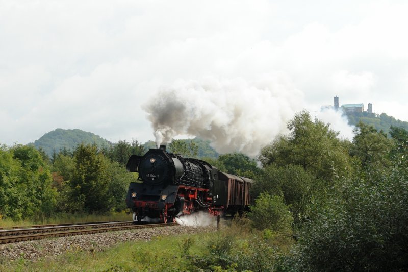 Die Eisenacher 41 1144 war mit einem Sonderzug aus Chemnitz? (Ich wei es nicht mehr genau.) unterwegs nach Meiningen zu den Dampfloktagen 2007. Die ersten beiden Wagen waren zwei gedeckte Gterwagen. So habe ich die Gelegenheit genutzt, da sich dieser Standort dafr eignete, und habe den Auslser genauso bettigt, dass die anderen Wagen verdeckt waren. Dadurch knnte der Zug auch als Gterzug durchgehen. Aufgenommen ist das Bild auf der Werrabahn kurz hinter Eisenach in der Nhe der Wartburg. (01.09.07)