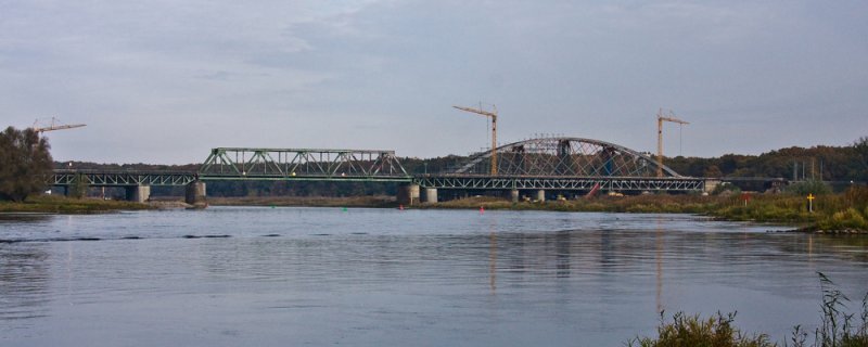 Die Eisenbahnbrcke ber die Oder bei frankfurt/Oder.

Ihre Stunden sind gezhlt, sie wird abgerissen.
Aufnahme vom 18.10.2008

