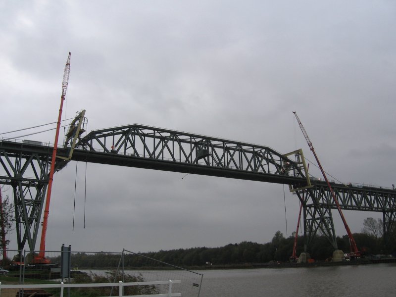 Die Eisenbahnhochbr�cke Hochdonn  (KBS 130) w�hrend der Arbeiten zur Erneuerung des Mittelteils am 4.11.2007