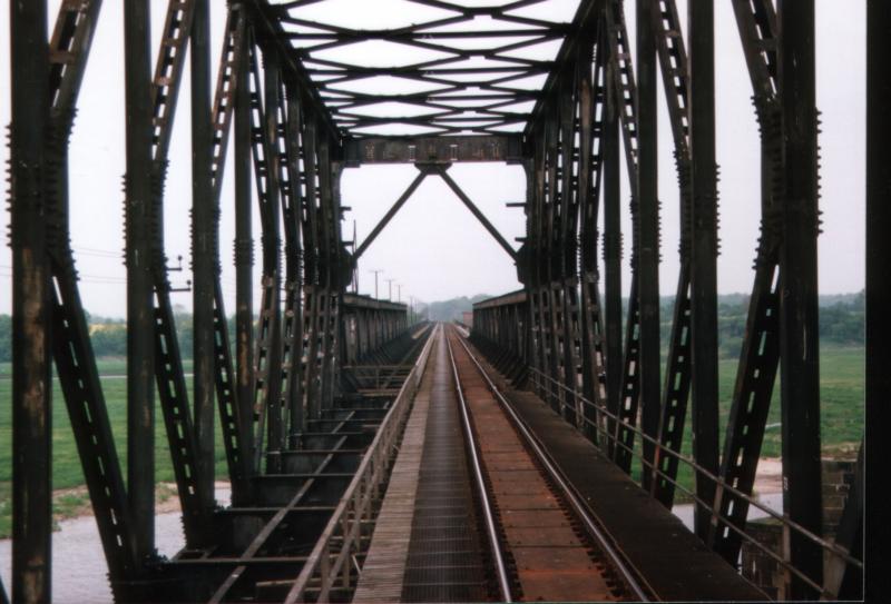 Die Elbebrcke bei Hmerten 1992 aus dem Fhrerstand der Zuglok 234 664 des D 444 Berlin - Hannover.