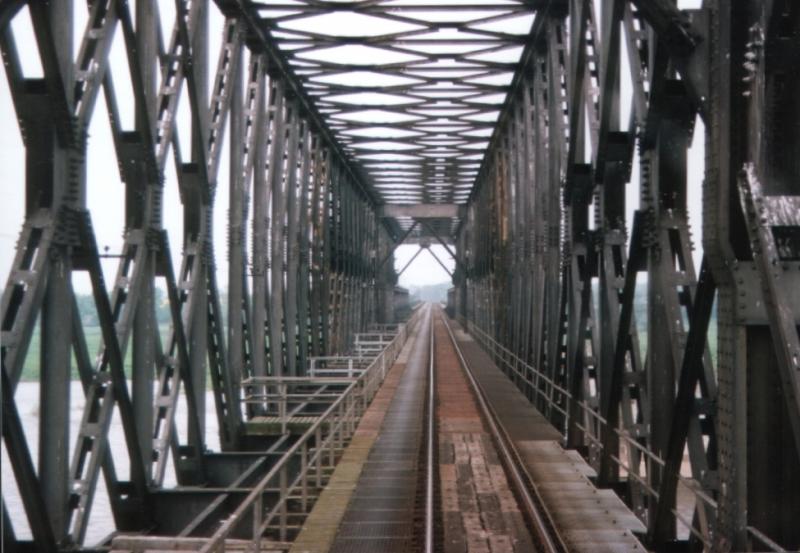 Die Elbebrcke bei Hmerten 1992 aus dem Fhrerstand der Zuglok des D 444. An vielen Stellen, sogar fast im Gleis, brteten Turmfalken. Die Brcke mute dem Schnellbahnbau Hannover - Berlin weichen.