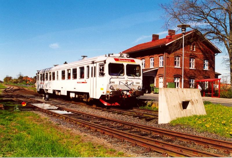 Die Elektrifizierung der Strecke Ystad - Simrishamn stand bevor, wurde wenige Wochen nach der Aufnahme im LOKReport gemeldet. Am 11.05.2001 wurde Y1 1341 in Simrishamn abgelichtet. Dieser verkehr wurde als  sterlenaren  (Die sterlener, also die Einwohner der sdstlichen Ecke Schonenens) angeboten. Betreiber war BK-Tg.