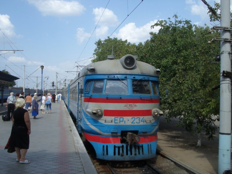 Die Elektritschka EP1-234 aus Simpferopol hat Einfahrt in den Bahnhof von Sewastopol am 08.09.08