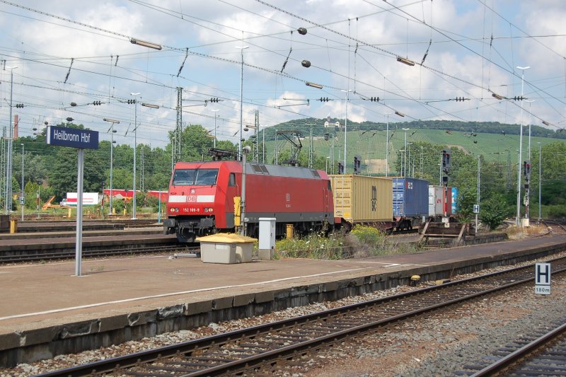Die Elektrolok 152 169-9 durchfhrt auf Gleis 7 den Hbf. Heilbronn mit einem langen Containerzug. Im Hintergrund das Wahrzeichen von Heilbronn, der Wartberg mit seinen Weinbergen