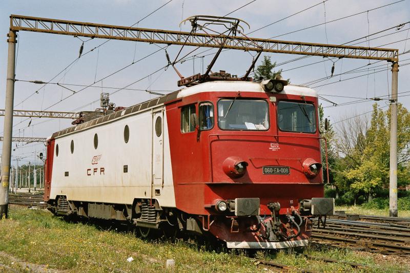 Die Elektrolokomotive 060 EA 008 der Rum�nischen Staatsbahn wartet am 18. August 2004 in Brasov, um einen G�terzug nachzuschieben. Bei dieser gut unterhaltenen Maschine handelt es sich um eine der zehn original in Schweden gebauten Loks aus dem Jahre 1965. Sp�ter wurde dieser Typ von Electroputere in Craiova in grosser Zahl in Lizenz nachgebaut und auch nach Jugoslawien und Bulgarien geliefert. ASEA baute nebst den 10 Maschinen f�r die CFR sechs baugleiche Maschinen f�r die Erzbahn Kiruna-Narvik (El. 15 der NSB).