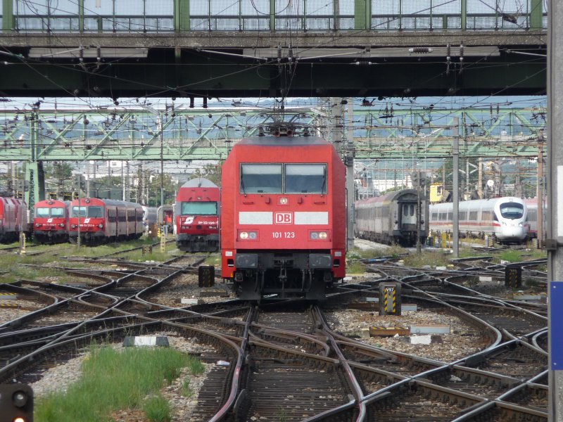 Die Elektrolokomotive 101 123 fuhr am 10. August 2008 um 9:39 Uhr in den Wiener Westbahnhof ein. Im Hintergrund sind mehrere CityShuttle-Waggons und ein ICE T sichtbar. 