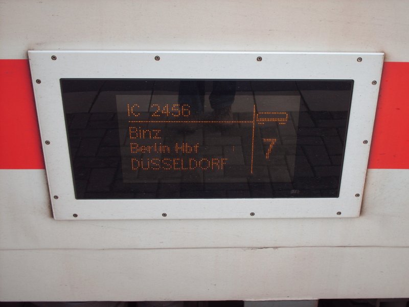 Die elektronische Anzeigetafel des InterCity 2456  Strelasund  in Bitterfeld.