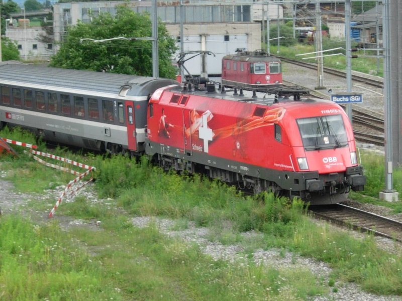 Die EM Lok 1116 075 Schweiz zieht den OEC 160 Vorarlberg von Wien West nach Zrich HB in den Bahnhof Buchs/SG ein. Am 13.07.08
