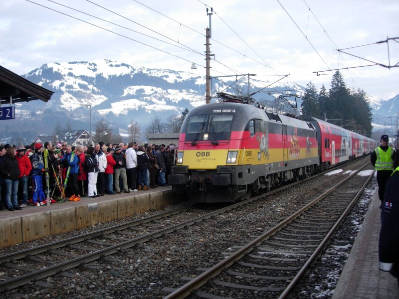 Die EM Lokomotive Deutschland fhrt mit einem Doppelstock City-Shuttle nach Wrgl in Kitzbhel ein. 19.01.08