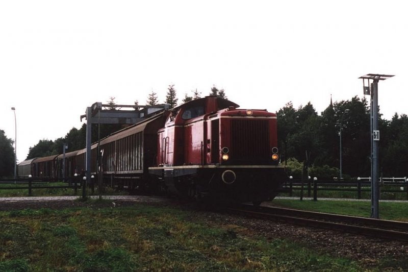 Die Emsland II (ex-DB 212 194-5) der Emslndische Eisenbahn GmbH mit bergabegterzug 56456 zwischen Sedelsberg und Ocholt in Elisabethfehn am 19-8-2004. Bild und scan: Date Jan de Vries. 
