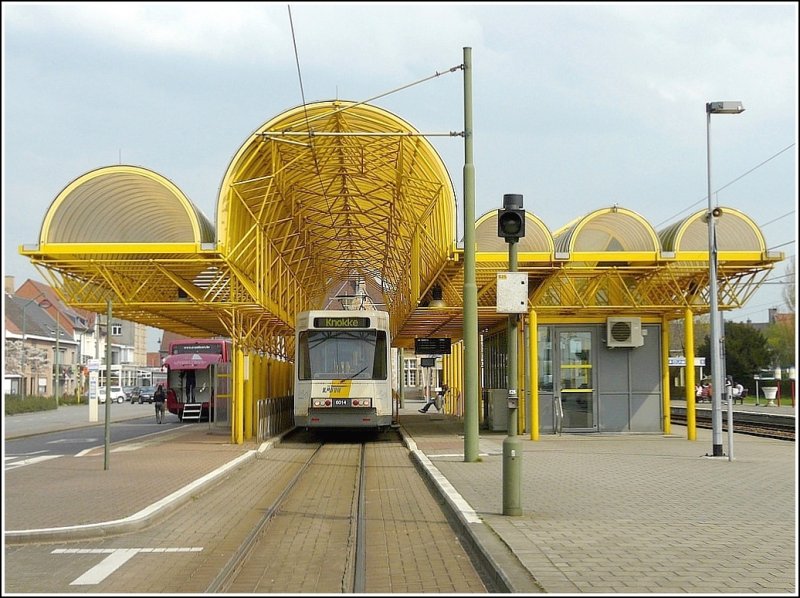 Die Endhaltestelle des Kusttram am Bahnhof in De Panne. 11.04.09 (Jeanny)