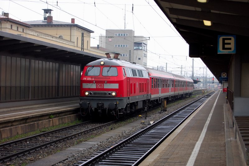 Die Enge und das Licht lt den Augsburger Bahnhof just in diesem Moment dster erscheinen. Die dieselbespannte Regionalbahn ist da eine willkommene Abwechslung.