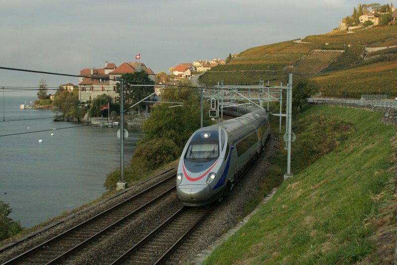Die Entenjagt war halbwegs erfolgreich, denn der (noch)CIS ETR 610 kam pnktlich und damit wenige Minuten vor den ersten Sonnenstrahlen...
Rivaz, 29.10.2009