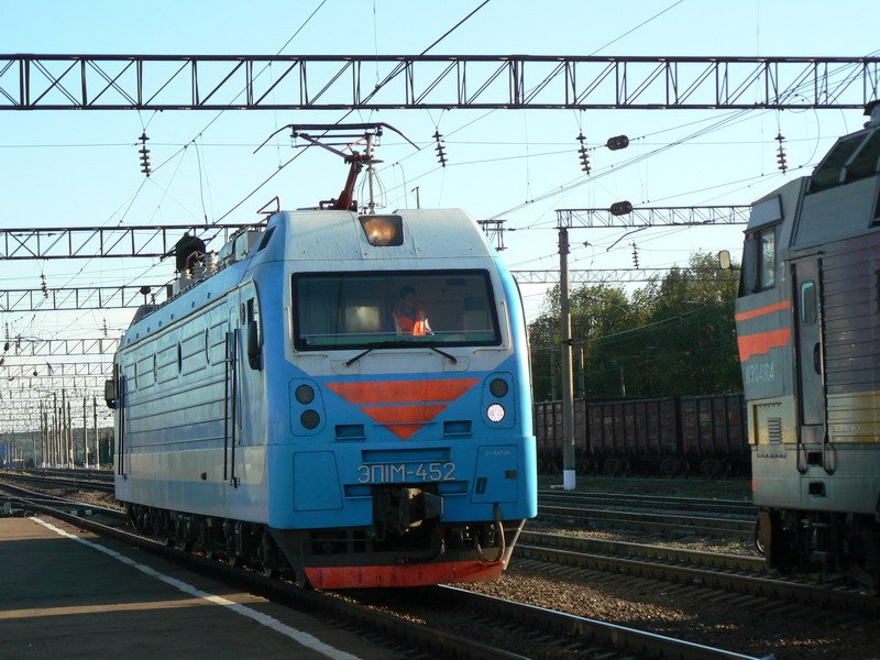 Die EP1M-452 e-lok an der Station Usunowo, Moskauer Eisenbahn, 07.08.200