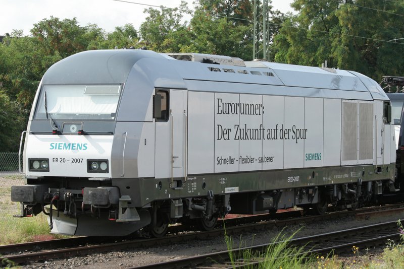Die ER 20 - 2007 Dispolok mit Werbung steht abgestellt in Mnchengladbach HBF am 14.08.2009