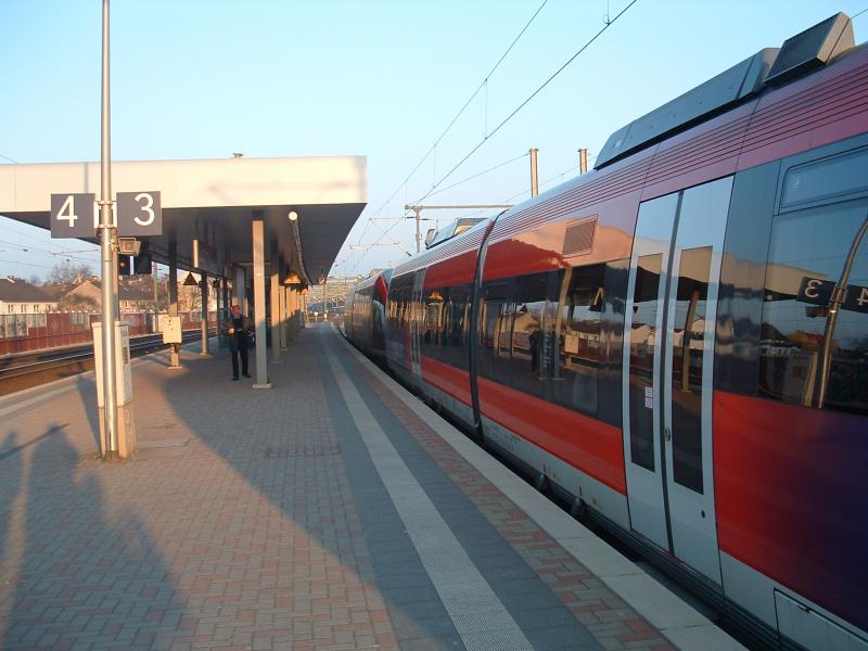 Die  Erft-Bahn  aus Dsseldorf Hbf steht abfahrtsbereit Richtung Kln Messe/Deutz im Bahnhof Kln-Ehrenfeld. Hier zu sehen eine Doppeltraktion BR643, auch Talent genannt. Beim Sonnenuntergang am Abend des 25.02.2006 zu sehen.