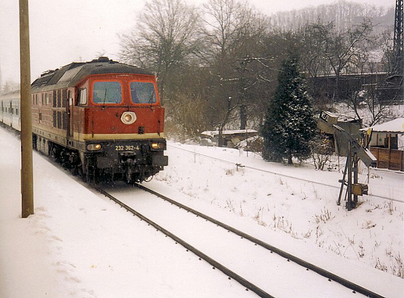 Die Erfurter 232 362-4 hat mit RE 3367 ihr Ziel Greiz fast erreicht. Hier durchfuhr sie am 12.02.1999 Gera-Liebschwitz. 