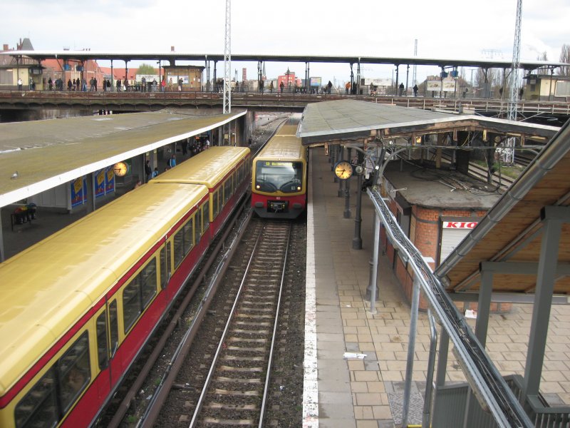 Die von Erkner kommende S3 fuhr weiter nach Berlin ostbahnhof und von Spandau kam die S5 nach Strauberg, Berlin Ostkreuz am 6.4.2008, Uhrzeit siehe Uhr;)