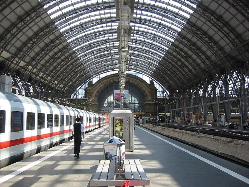Die Erneuerung der Halle von Frankfurt am Main Hbf ist schon weit fortgeschritten. Auf diesem Bild vom 01.06.2005 kann man schn sehen, dass jetzt viel mehr Licht in die Halle fllt als frher.