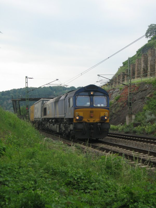 Die ERS-Railways 6611 ist am 24.05.2008 mit einem ContainerzugRichtung Sden bei Neuwied-Feldkirchen unterwegs.