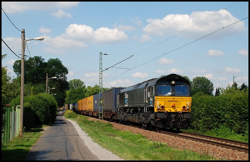 Die ERSR 6616 (ERS Railways) ist mit einem Containerzug in Richtung Sden unterwegs. Aufgenommen in Rintheim im August 2008.