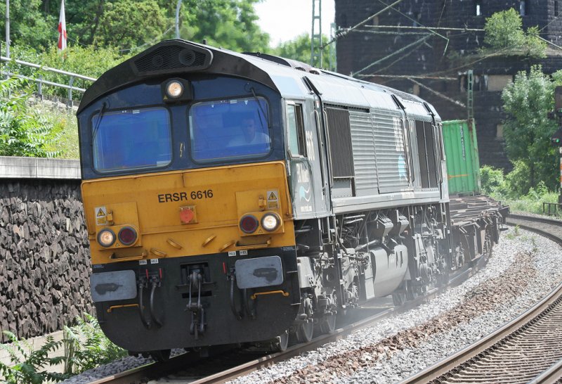 Die ERSR 6616 der ERS Railways zieht ihren gemischten Gterzug durch Erpel am 16.07.2009