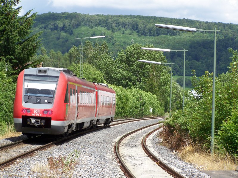 Die erst knapp seit einer Woche erkehrenden 612er(ab 10.06.07) fahren nun als IRE-Zge mit teilweise 160km/h auf der Brenzbahn.
Hier die Br.612 074-5  Allgu-Franken-Express  kurz hinter den Bahnhof Oberkochen. Dieser Zug fuhr als IRE von Ulm Hbf ber Langenau, Giengen(Brenz), Heidenheim, Oberkochen nach Aalen. Aufgenommen am 16.Juni 2007