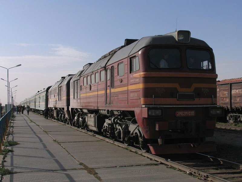 Die erste Bahnbilder aus Mongolei auf Bahnbilder!!! Taigatrommel Doppeleinheit 2M62M-030 mit “unsere Zug” von Ulaanbaatar nach Peking auf Bahnhof Sainshand am 20-9-2009.