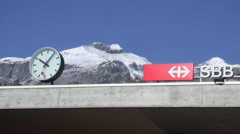 Die erste grssere Schneemenge bedeckte heute den Calanda hinter dem Bahnhof Chur. (02.11.2006)