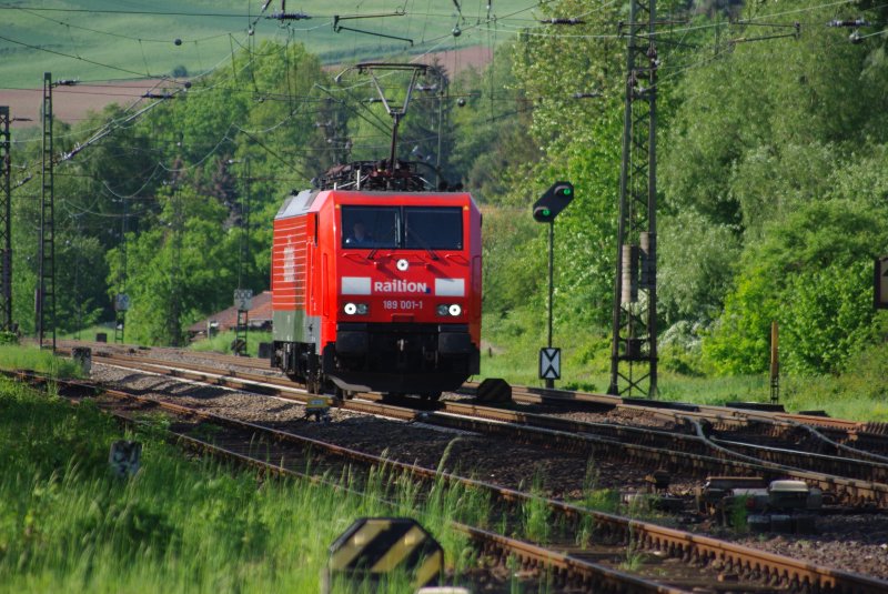 Die erste ihrer Art: 189 001-1 in neuem Glanz als Lz in Fahrtrichtung Norden durch Eschwege West am 12.05.2009.