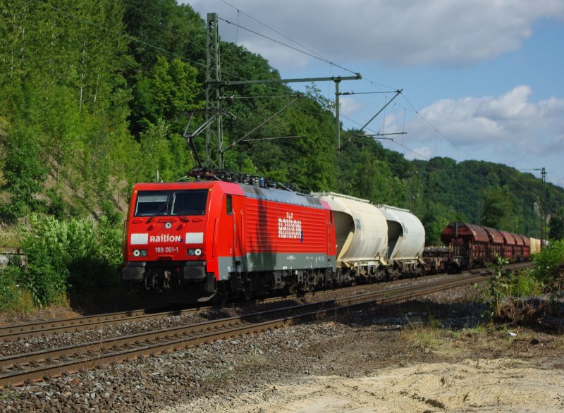 Die erste ihrer Art: 189 001-1 mit gem. Gz bei Albungen in Fahrtrichtung Sden. Aufgenommen am 28.07.2009.