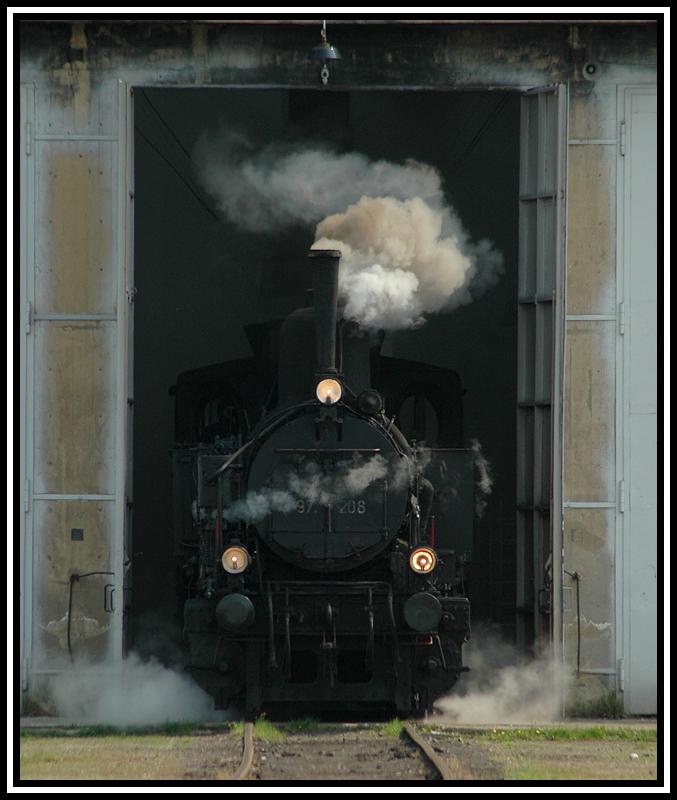 Die erste Lok, die anl�sslich der Heizhauser�ffnung in Strasshof am 23.4.2006 den Besuchern vorgef�hrt wurde war die ehemalige Erzberglok 97.208