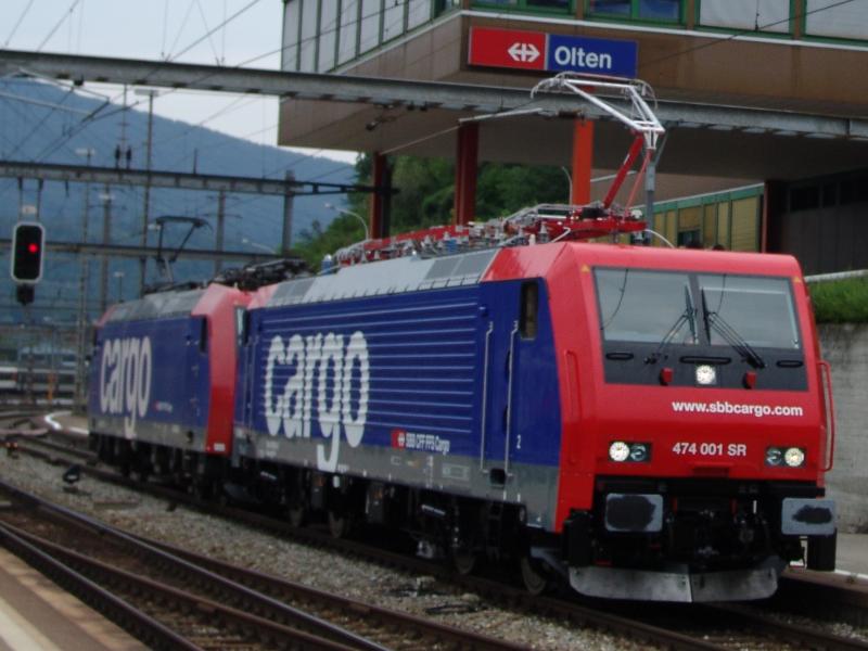 Die erste Re 474 001 wurde am 9.8.04 mit der Re 482 027-0 von Basel nach Bern berfhrt. Hier bei der durchfahrt in Olten. 