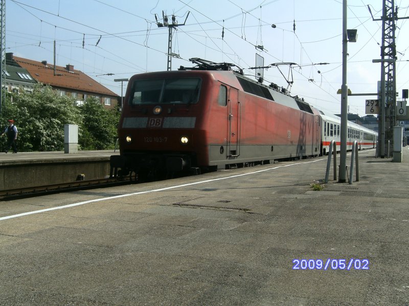 Die erste Serien120 endlich richtig abgelichtet (120 103) in Hamburg Altona am 2.Mai 2009