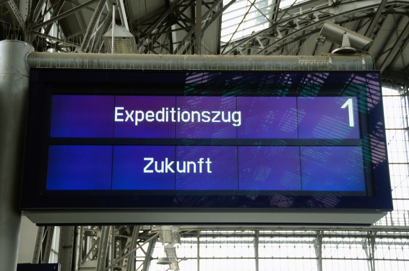 Die erste Station nach der Vorstellung des  SciencExpress  war Frankfurt/Main. Nicht zu bersehen war die Ankndigung auf Gleis 1 im Hbf. (27.04.09).
