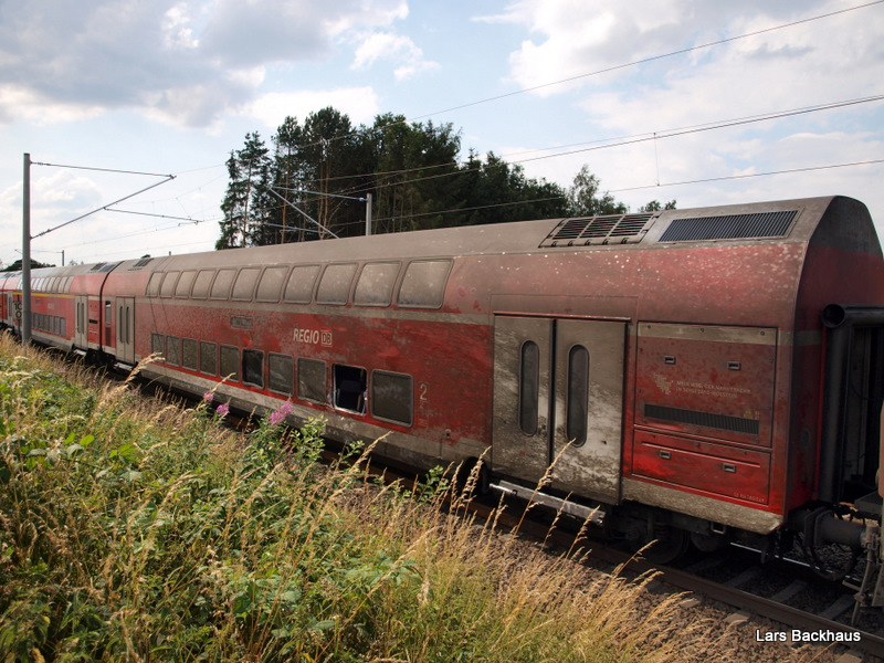 Die ersten beiden Doppelstockwagen des RE 21414 sind bei dem Zusammensto ordendlich in Mitleidenschaft gezogen worden. Aufgenommen am 7.07.09 bei Reeke.