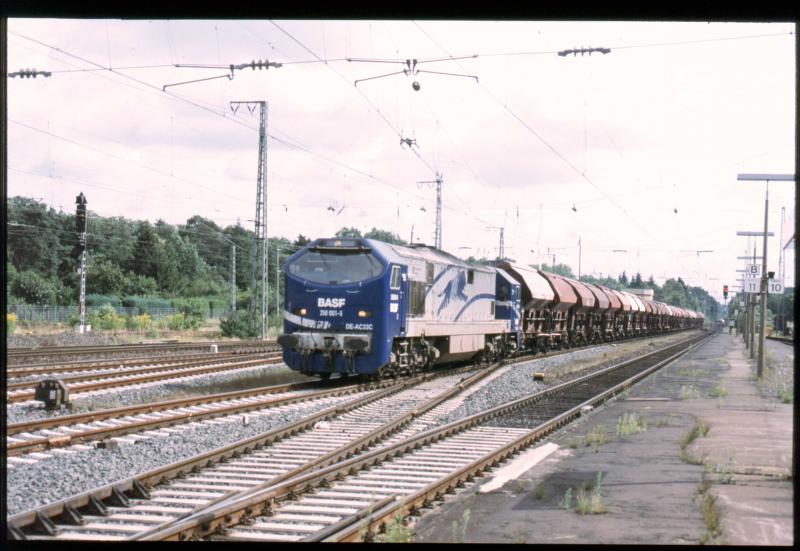 Die ersten greren Einstze des Blue Tiger waren die Kalizge von Gerstungen nach Ludwigshafen, hier passiert dieser Zug den Bahnhof Sportfeld in Frankfurt a.M.