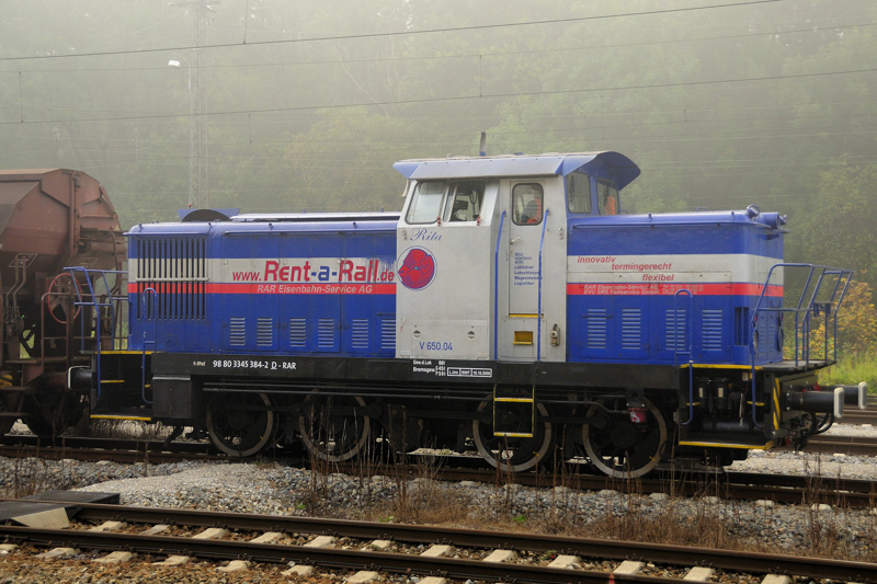 Die ersten Nebelschwaden wabern ber den Bahnhof Neuoffingen... und umhllen RAR V 650.04  Rita  mit ihrem khlen Hauch. (02.10.09)