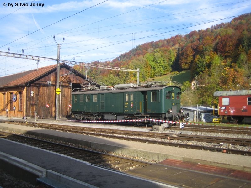Die ersten Sonnenstrahlen erwrmen am 12.10.08 den De 4/4 1679 von SBB Historic in Bauma.