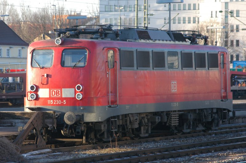 Die ersten Sonnenstrahlen scheinen auf 115 230 am 16.02.08 im Mnchner Ostbahnhof