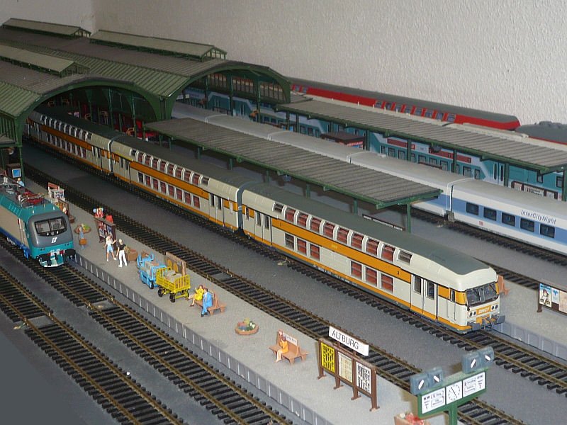 Die ersten Wagen von ViTrains sind auf dem Markt, hier Doppelstock-Wagen-Set 1017, Typ VB2N der SNCF in Ursprungs-Ausfhrung (1976 bis 1988). Das Set enthlt 4 Wagen, Steuerwagen, Zwischenwagen 1./2.Klasse, 2.Klasse und Endwagen 2.Klasse, Lngen-Mastab 1:87. In Deutschland habe ich keine Bezugsquelle gefunden, ich habe sie von einen franzsischen Internet-Versandhndler bezogen. Zwei weitere Sets dieser Bauart in anderer Lackierung sollen folgen. Aufgenommen 28.10.2007.