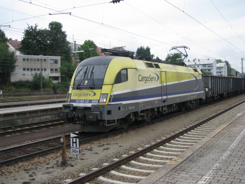 Die ES 54 U2-005 ( 182 505-1 ) der Privatfirma Cargo Serv bei der Durchfahrt im Bahnhof Passau am 02.08.2008.