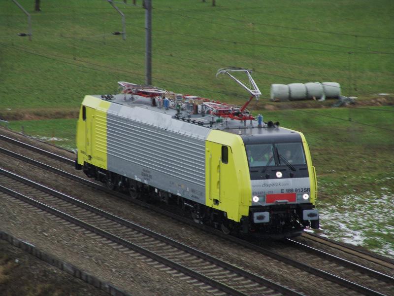 Die ES 64 F4 - 013 die an die SBB Cargo vermietet ist, wurde am 13.2.05 von Basel nach Chiasso berfhrt. Hier ist die Lok auf dem Streckenabschnitt Steinen - Schwyz zu sehen