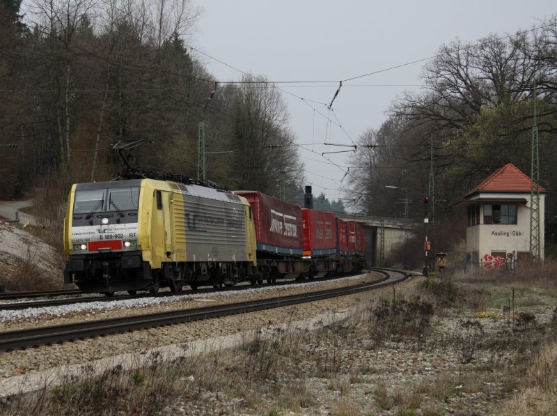 Die ES 64 F4-002 am 04.04.2009 mit dem Winner Express bei der Durchfahrt in Aling. 