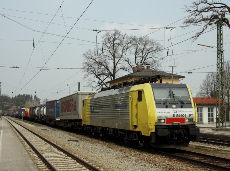 Die ES 64 F4-004 am 04.04.2009 bei der Durchfahrt mit einem KLV Zug in Aling. 